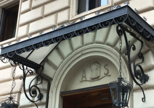 庇,ロートアイアン,キャノピー,アイアン,ロートアルミ,ブラケット,装飾,おしゃれ,輸入住宅,おしゃれな家