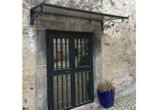 庇,ロートアイアン,キャノピー,アイアン,ロートアルミ,ブラケット,装飾,おしゃれ,輸入住宅,おしゃれな家